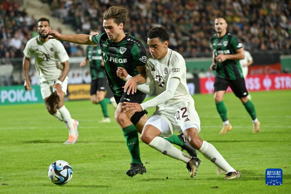 巴萨主席拉波尔塔圣诞晚宴展现亲和力 球队领跑西甲前景光明（拉波尔塔圣诞宴上亲和尽显 巴萨领跑西甲前景可期）